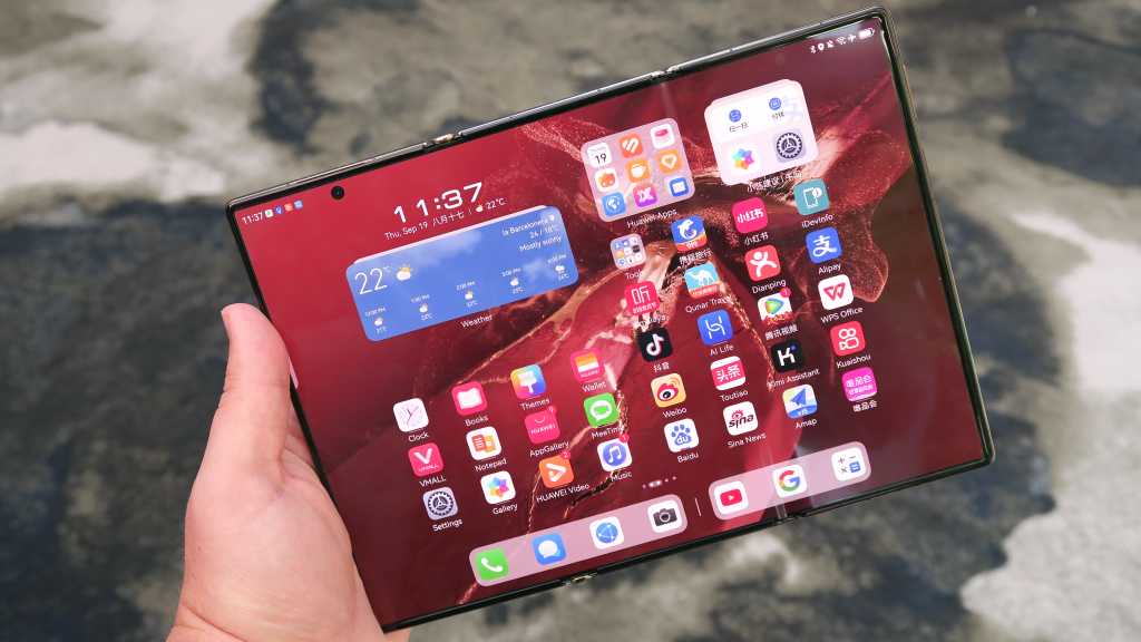 Huawei Mate Xt Hands On Tablet Handheld 4.jpg