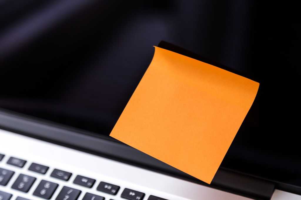 Laptop With One Sticky Note 100704824 Orig.jpg