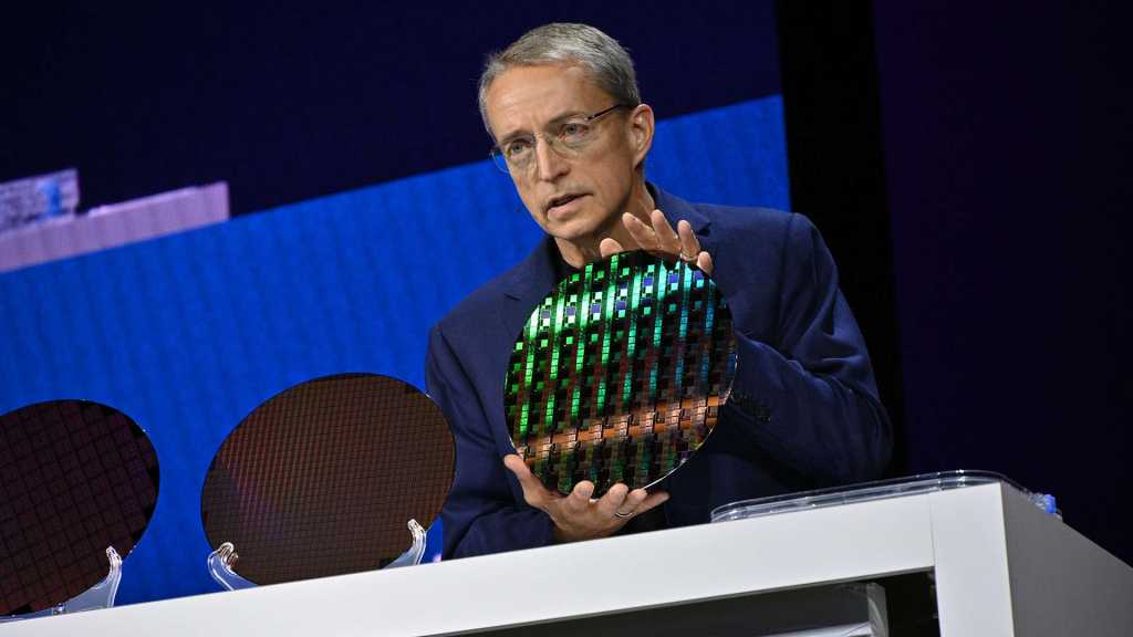 Intel Innovation Pat Gelsinger Wafer 1.jpg