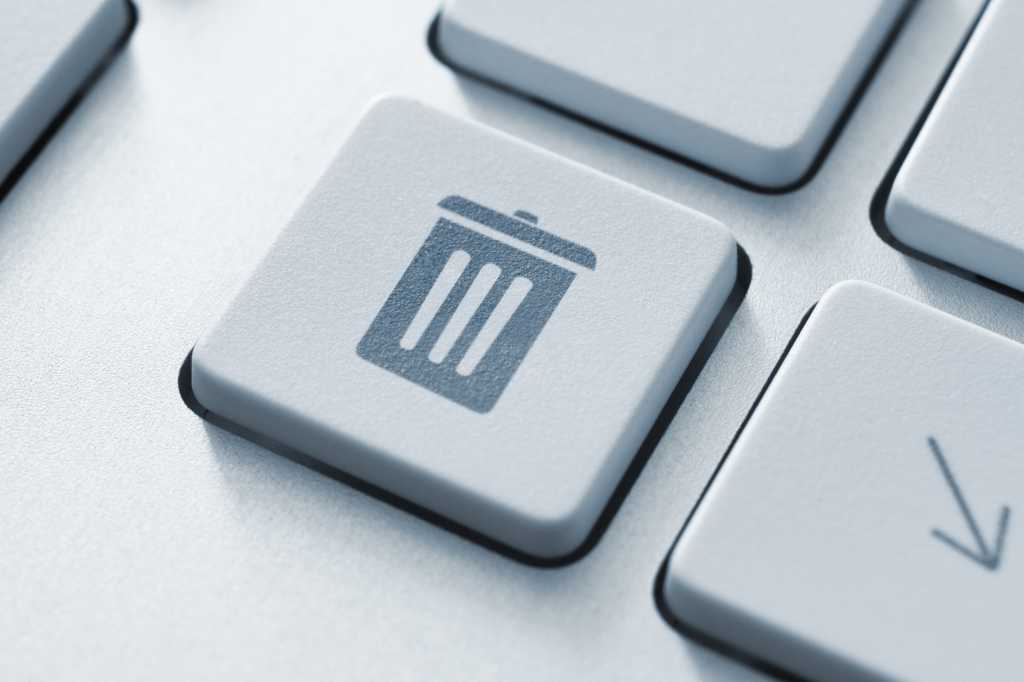 Delete trash button on a white keyboard close up.jpg