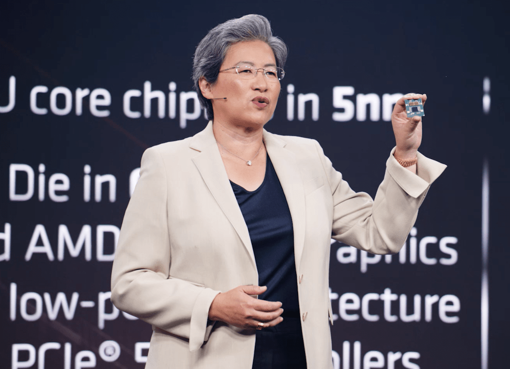 Su holds up ryzen 7000.png