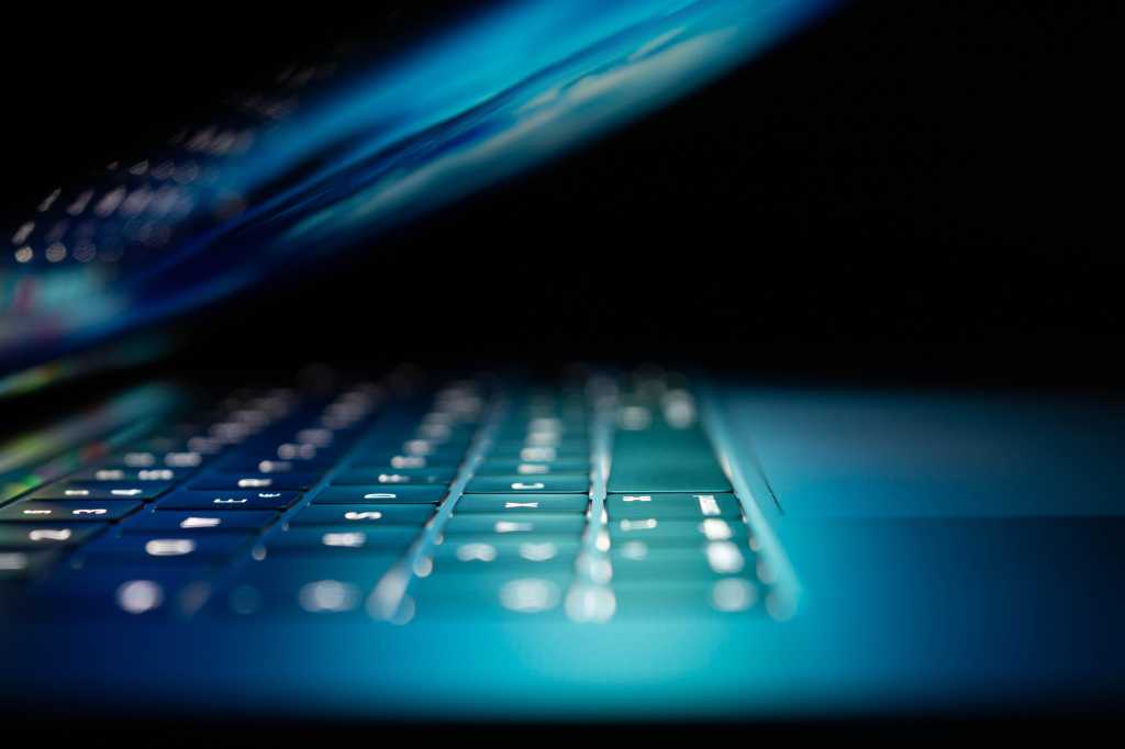Abstract streamline laptop by philipp katzenberger iijruoerocq unsplash 100834469 orig 1.jpg