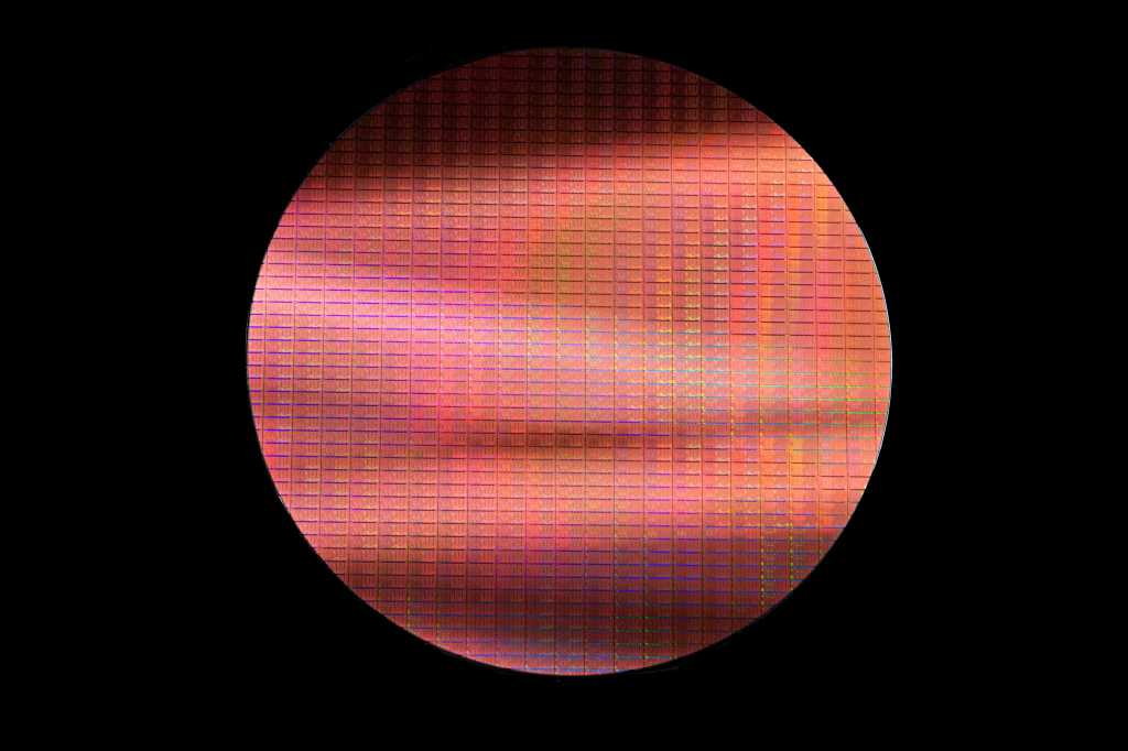 Intel broadwell 14nm wafer dark sep 2014 100412307 orig 100747531 orig.jpg