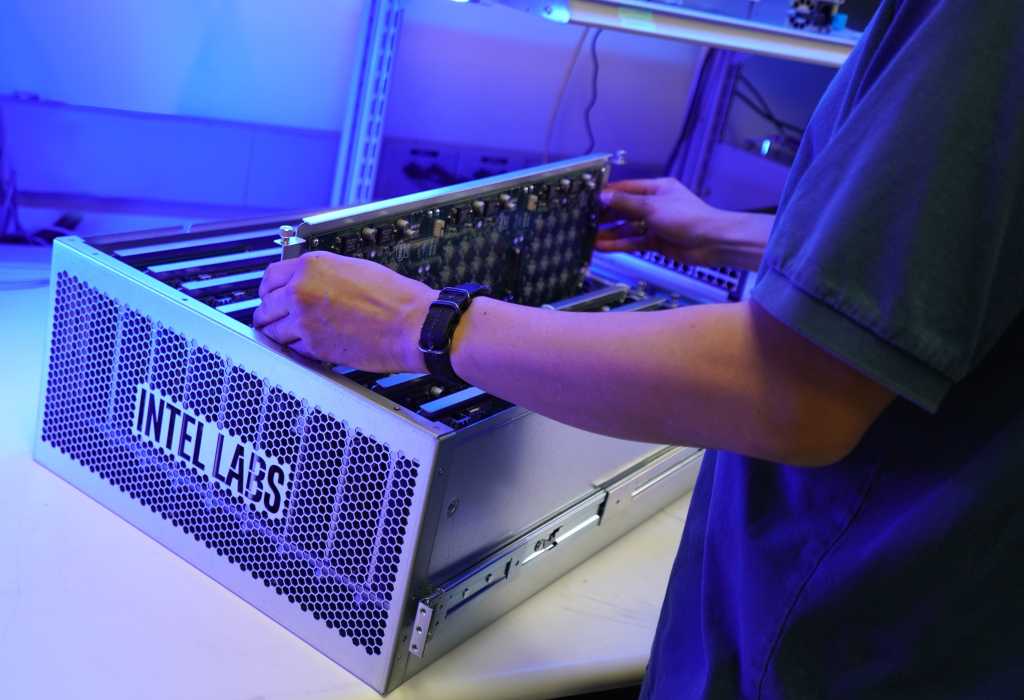 Intel pohoiki springs neuromorphic 4 100835880 orig.jpg