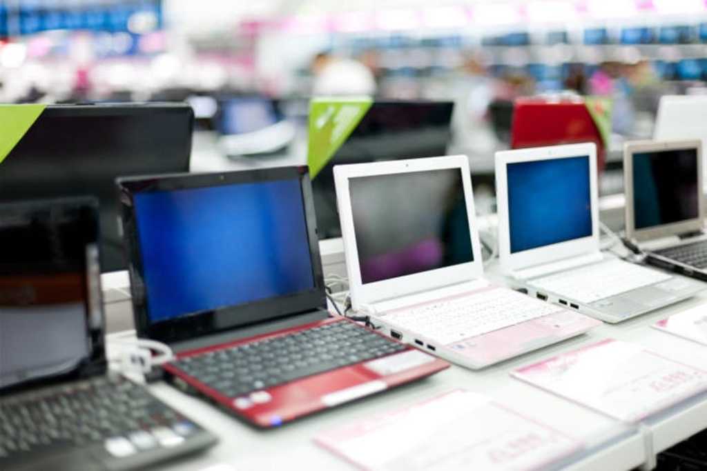 Laptop pcs at a store black friday 100780995 orig 1.jpg