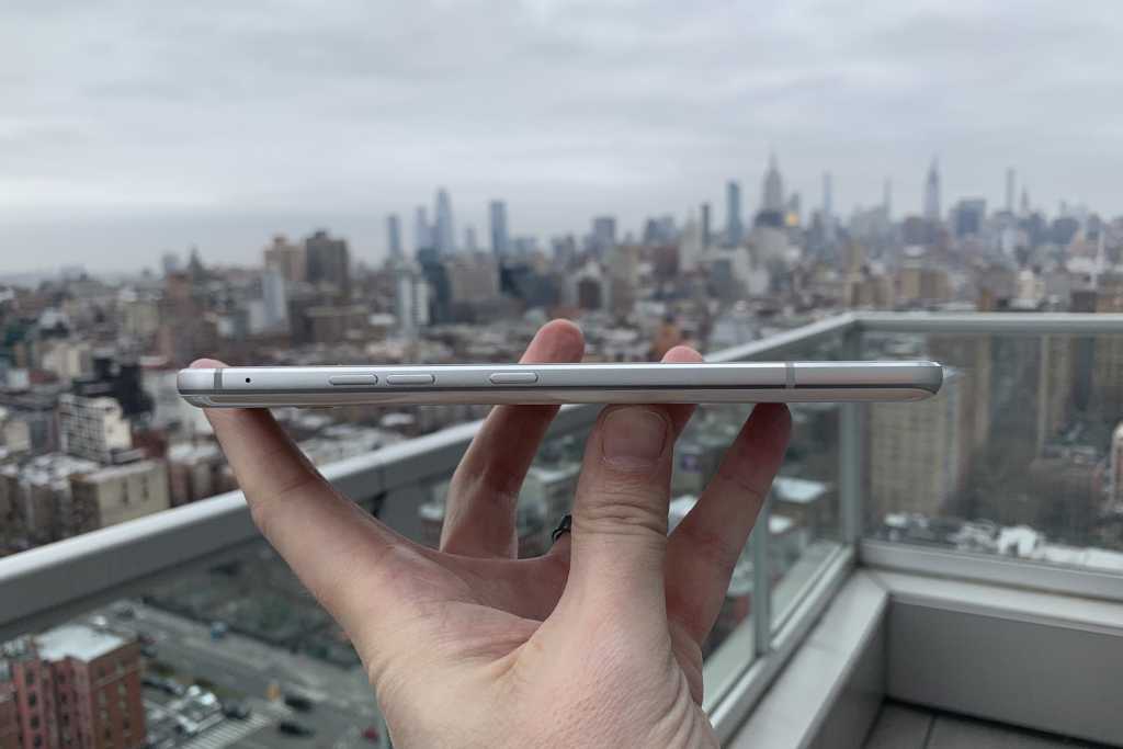 Lg v60 side 100833427 orig.jpg