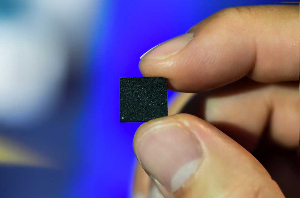 Qualcomm snapdragon 765 5g mobile platform chip front 100820194 orig.jpg