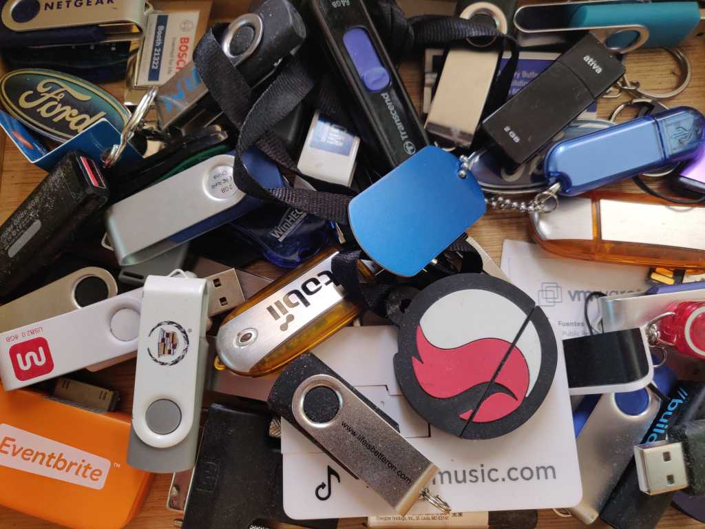 Usb keys 100852338 orig.jpg